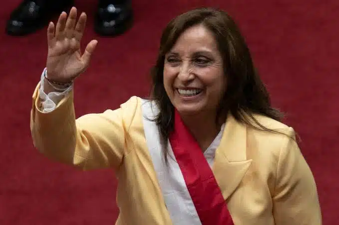 Legisladores peruanos buscan destituir a Dina Boluarte