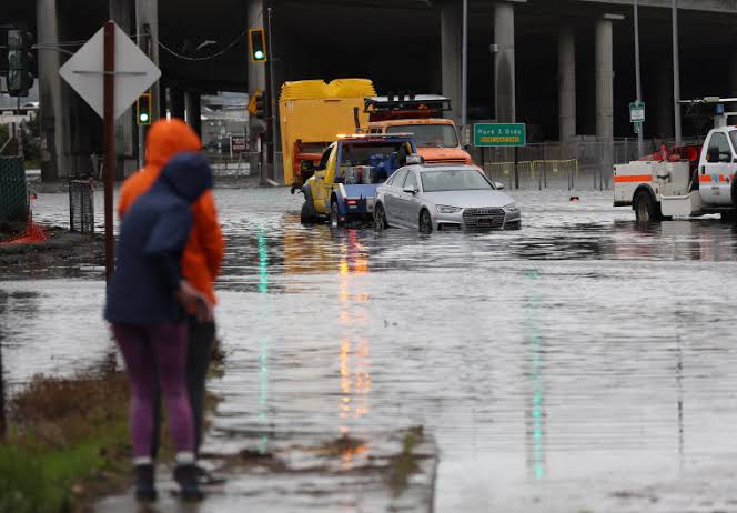 Más de 60 mil hogares sin energía eléctrica en California, tras paso de tormenta