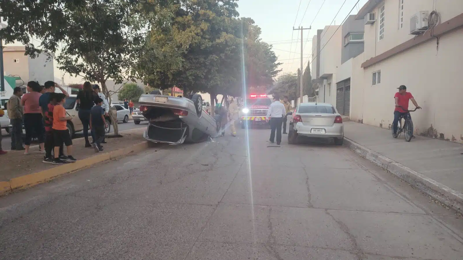 Menor choca auto estacionado y vuelca en Guamúchil  00