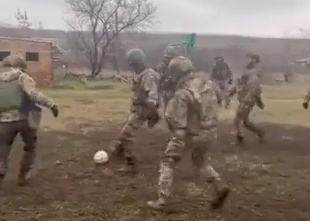 Militares-ucrania-futbol