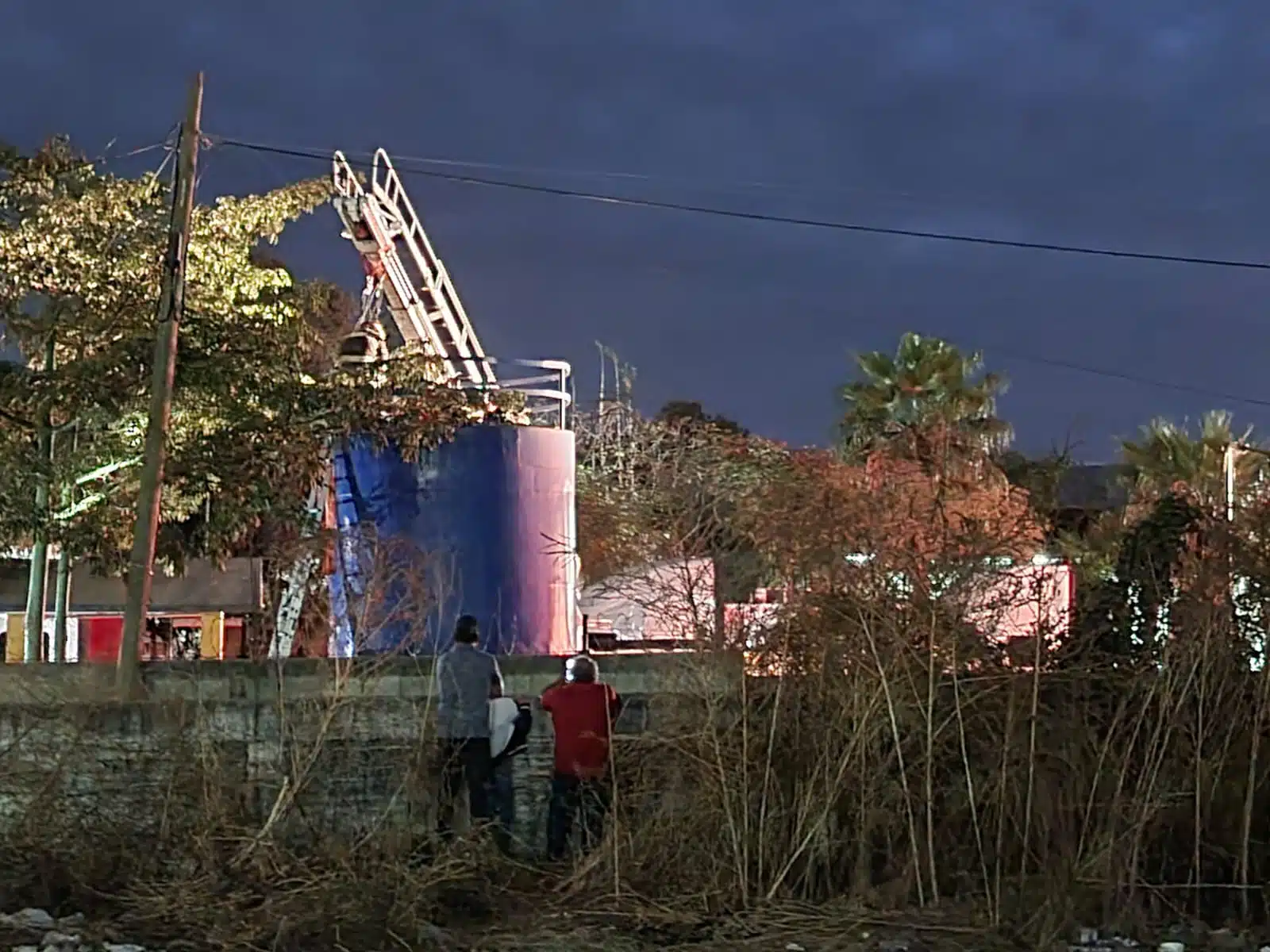 Mueren dos hombres tras caer a tanque de diésel en Culiacán