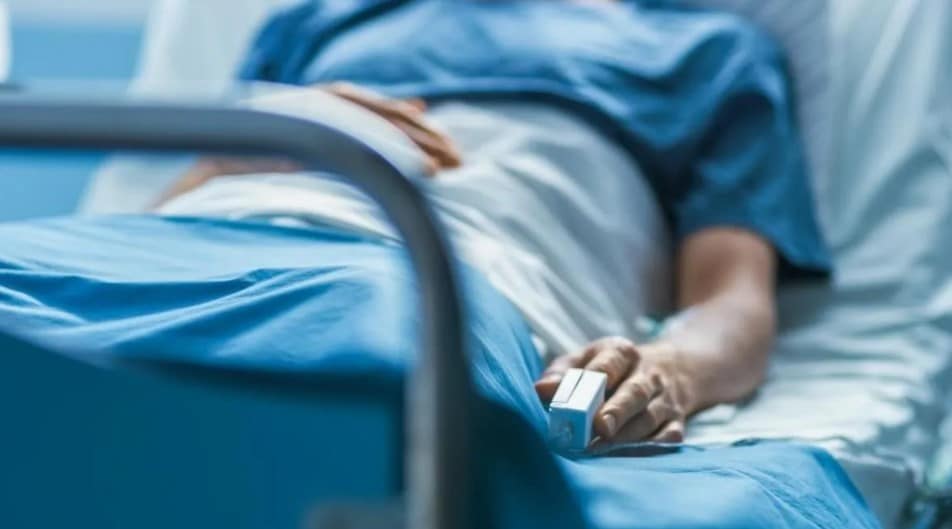 Mujer asesina a su esposo en hospital