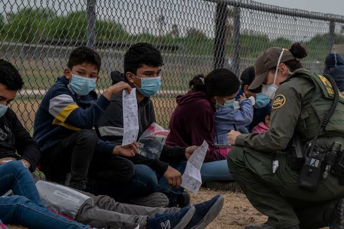 No venga a la frontera, quédese donde está, advierte Biden a migrantes