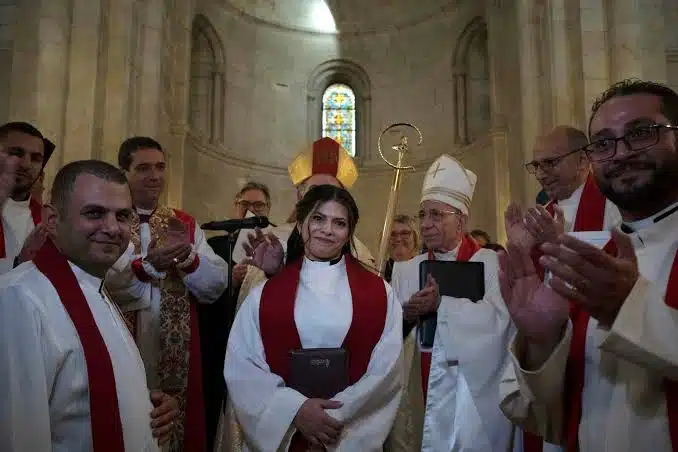 Ordenan a la primera mujer pastora de Palestina en Tierra Santa