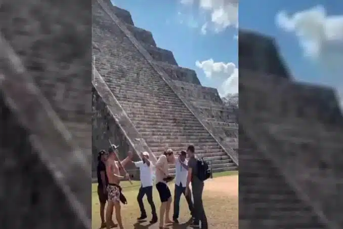 Otro turista sube a pirámide de Kulukán en Chichen Itzá, ¡lo bajan a palazos!