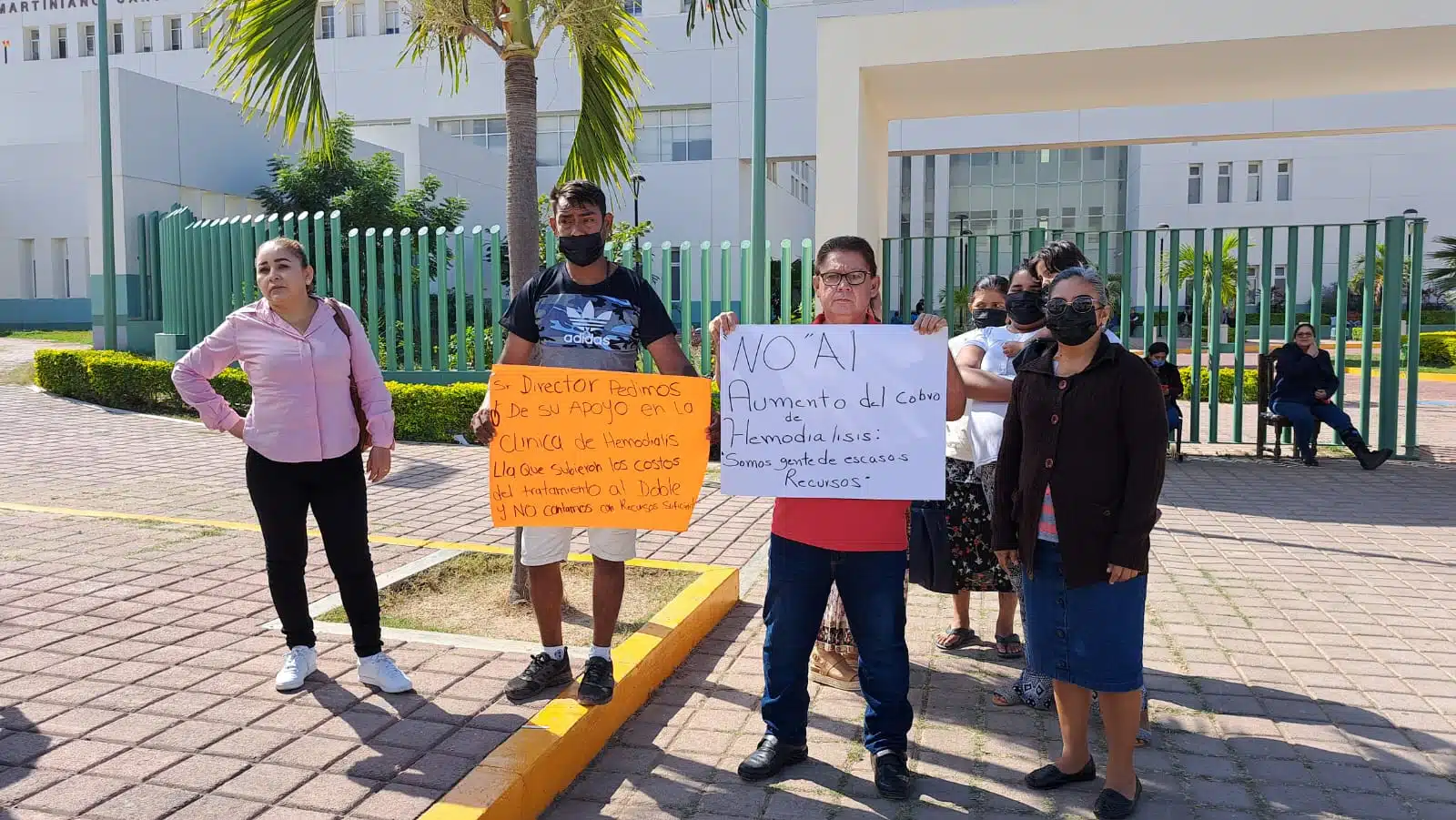 Pacientes de Insabi protestan por aumento en el costo de hemodiálisis (39