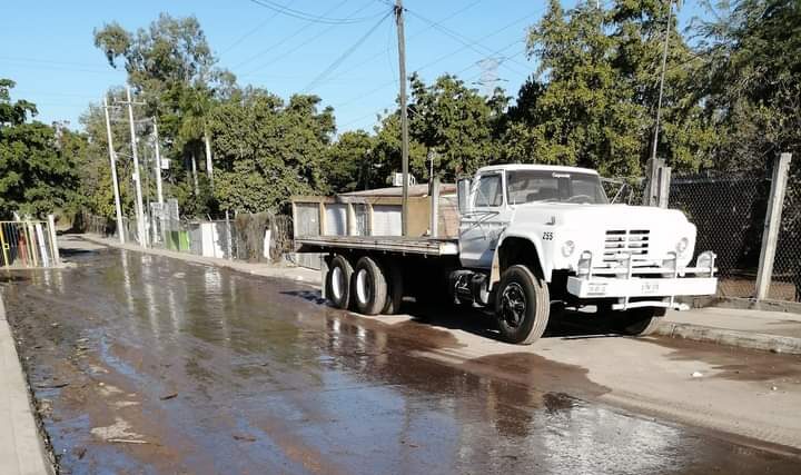 Pila de agua rota desperdicia el vital líquido dañando calles y casas en El Fuerte (2)