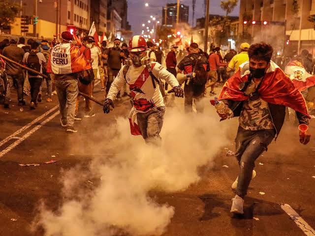 Policías en Perú repelen manifestación; muere mujer por herida de bala en la cabeza
