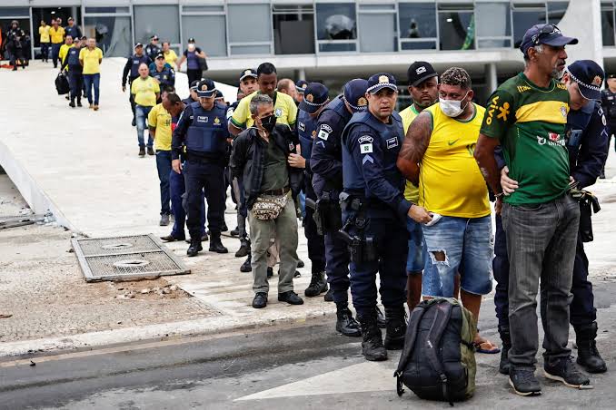 Por cuestión humanitaria, juez libera 464 detenidos tras disturbios en Brasilia
