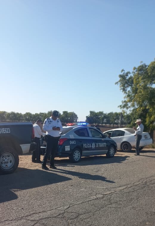 Por invadir carril un adulto mayor se salió de la carretera en Guasave