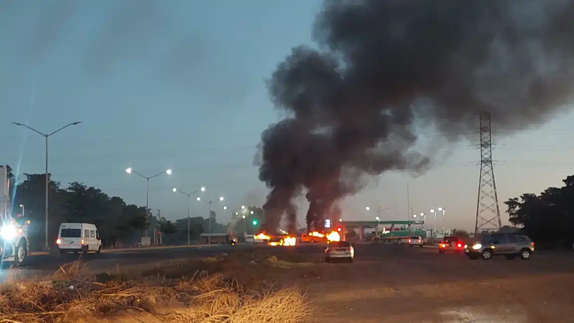 Quedan varados por quema de vehículos en la México 15 en Ahome