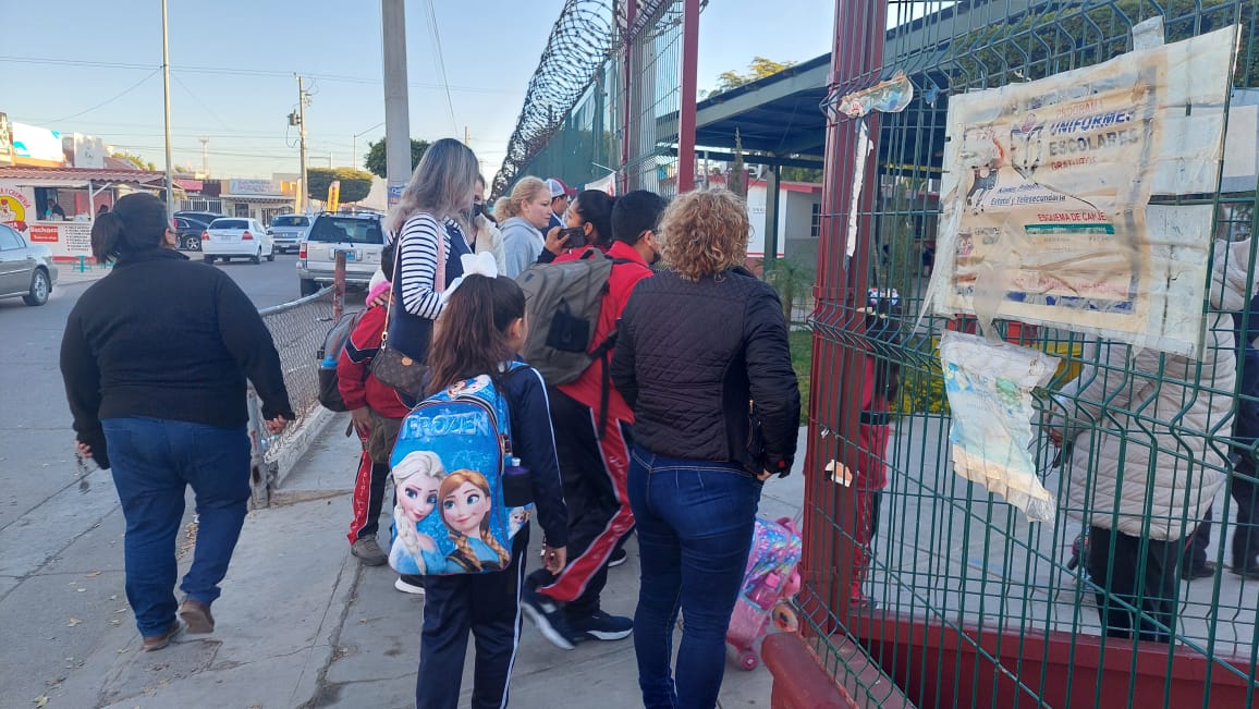 niños ingresando a escuelas en el regreso a clases