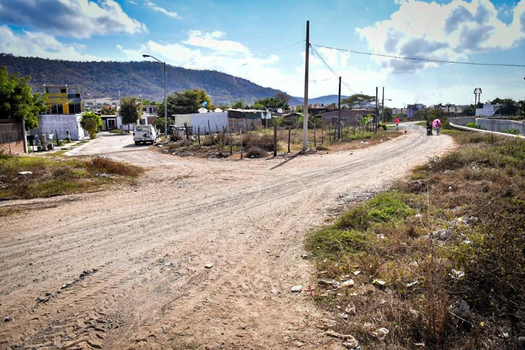 Rehabilitan calles en el puerto (2)
