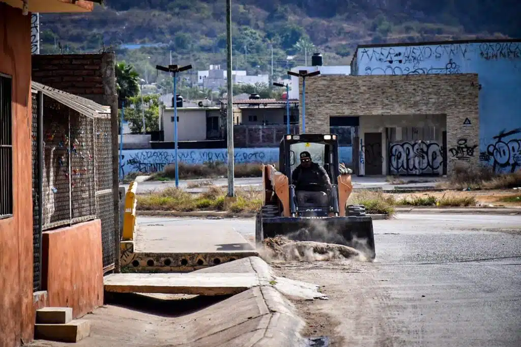 Rehabilitan calles en el puerto (2)