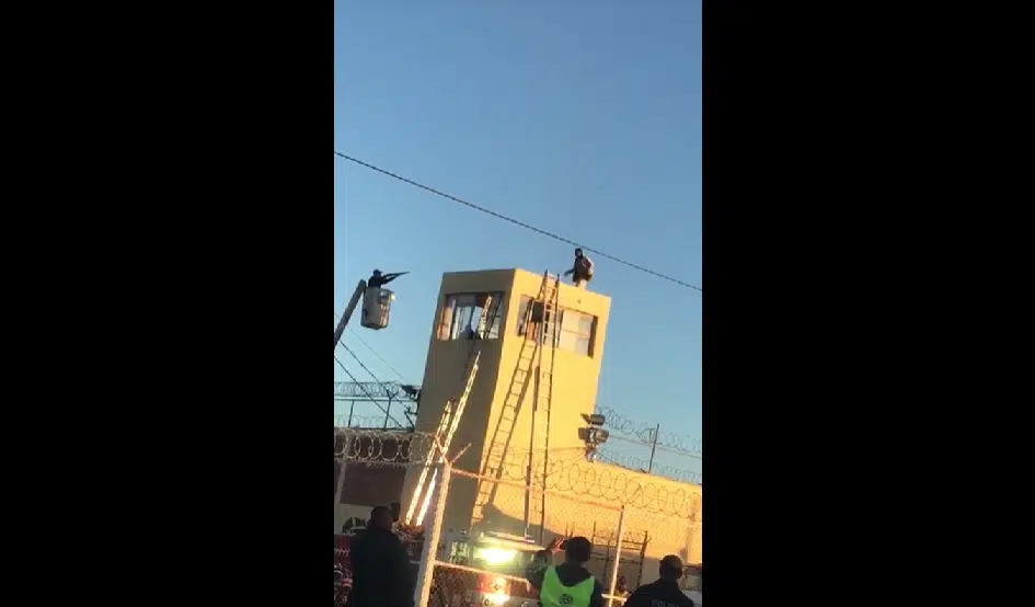 Reo se avienta desde torre de vigilancia en Cereso de Sonora