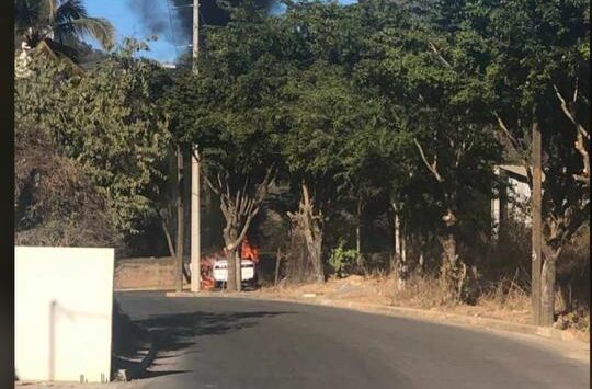 Reportan carros quemados también en la entrada de Badiraguato