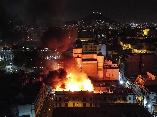 Reportan voraz incendio en Perú; descartan lesionados