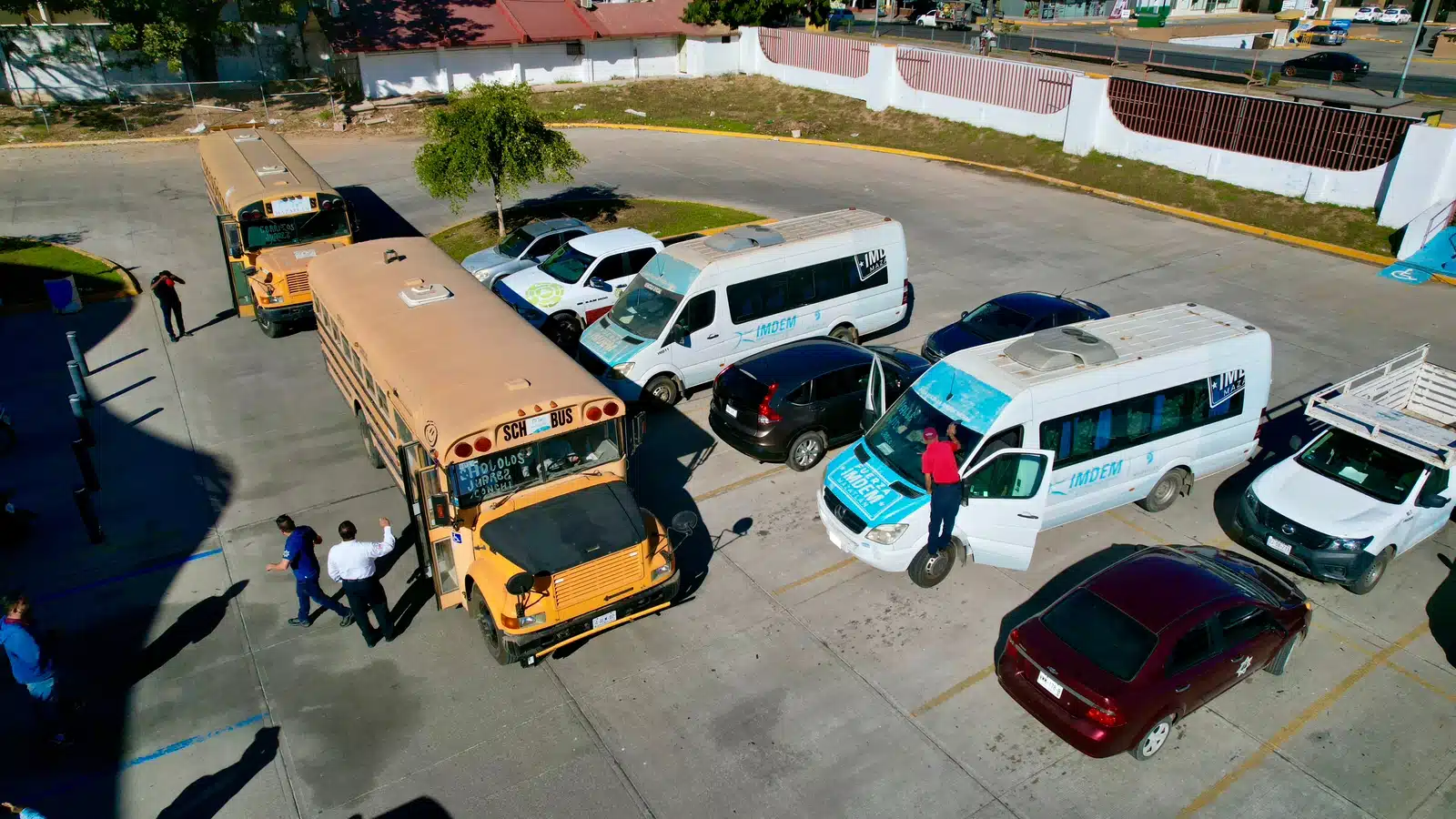 Rescatan a personas varadas por paralización y secuestro de camiones en Mazatlán