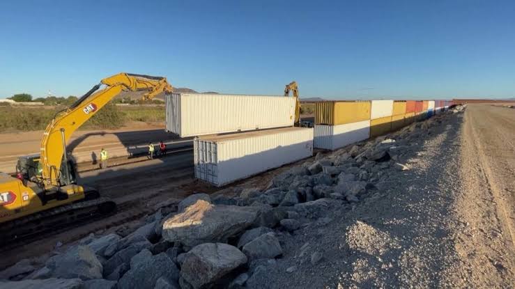 Retiran contenedores que servían como muro en Arizona