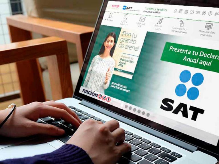 Persona navegando en el portal del SAT