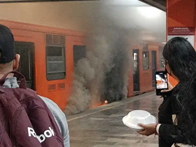 Se incendia tren en la estación Politécnico