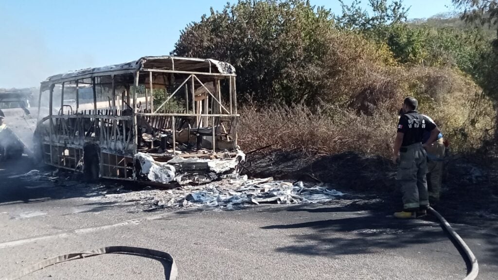 Se reavivan las llamas de tráiler cargado que usaron en “narcobloqueos” (2)