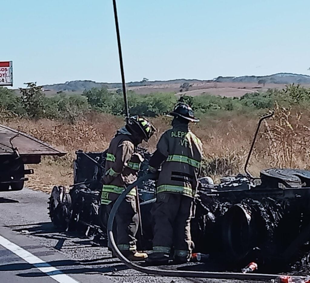 Se reavivan las llamas de tráiler cargado que usaron en “narcobloqueos” (2)