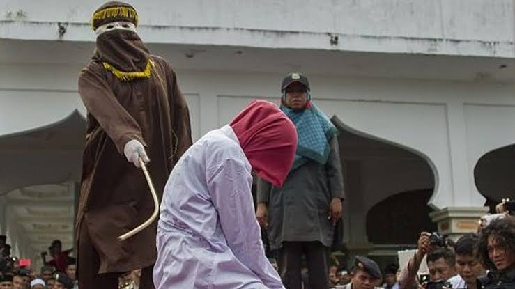 Talibanes azotan a tres hombres acusados de ser homosexuales