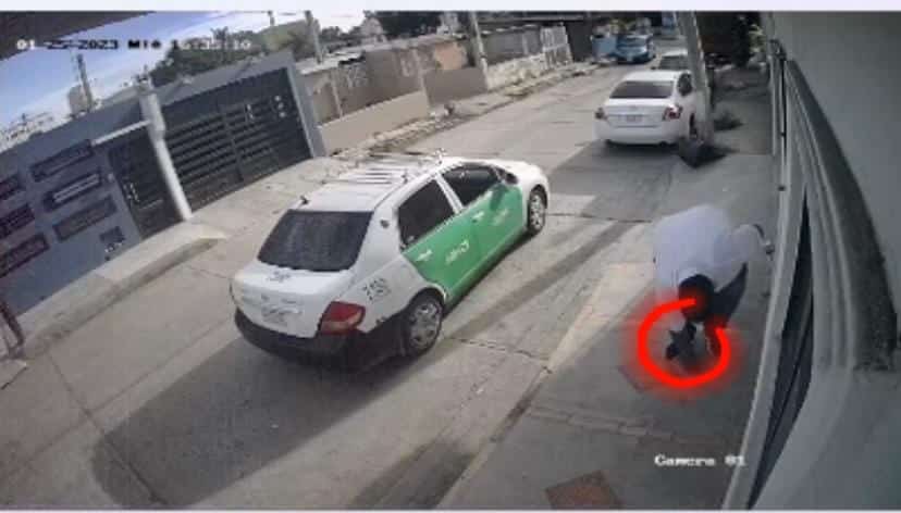 Evidencian a chofer de taxi que se queda con bolsa de cliente