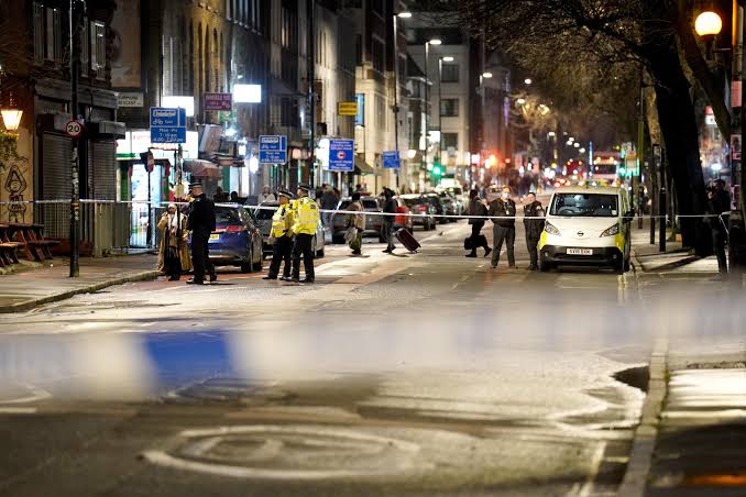 Tiroteo en pleno funeral en Londres; ¡hay dos menores heridos!