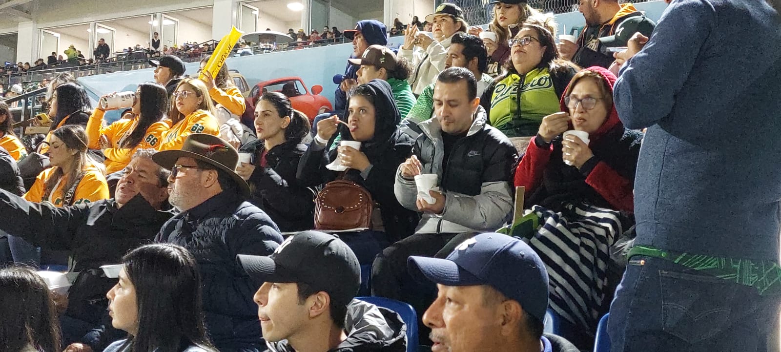 Tortas, elotes, salchichas, papas y cerveza; parte de los disfrutes de la afición (3)