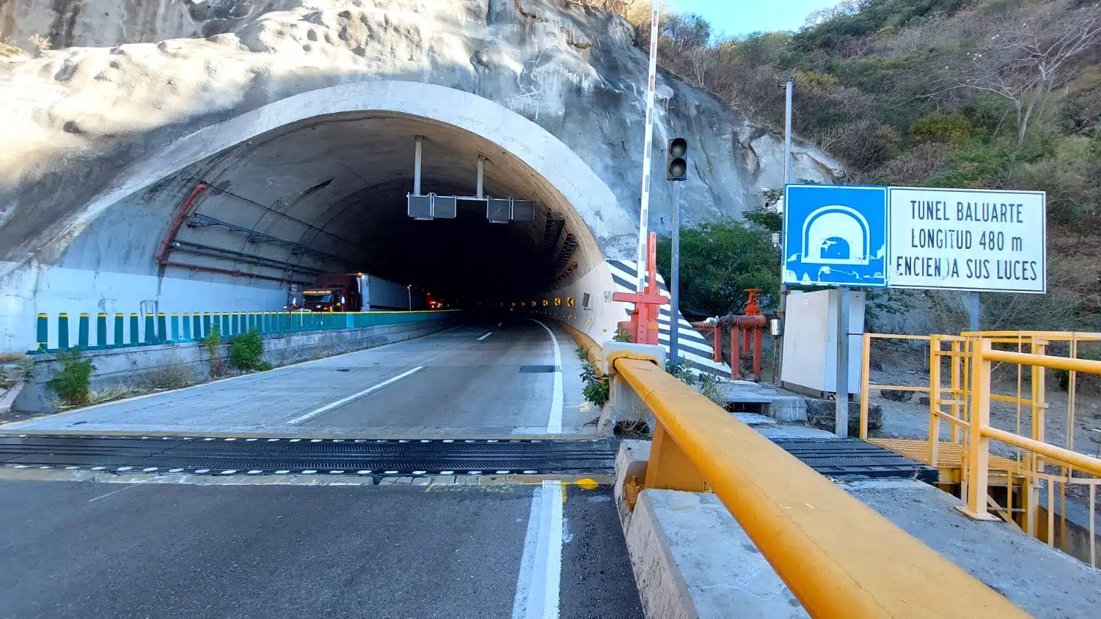 Tunel Baluarte Choque Autopista Mazatlan Durango Traileres
