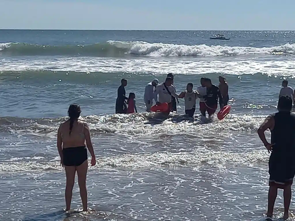 Turista de Guanajuato es rescatado del mar en playas de Mazatlán