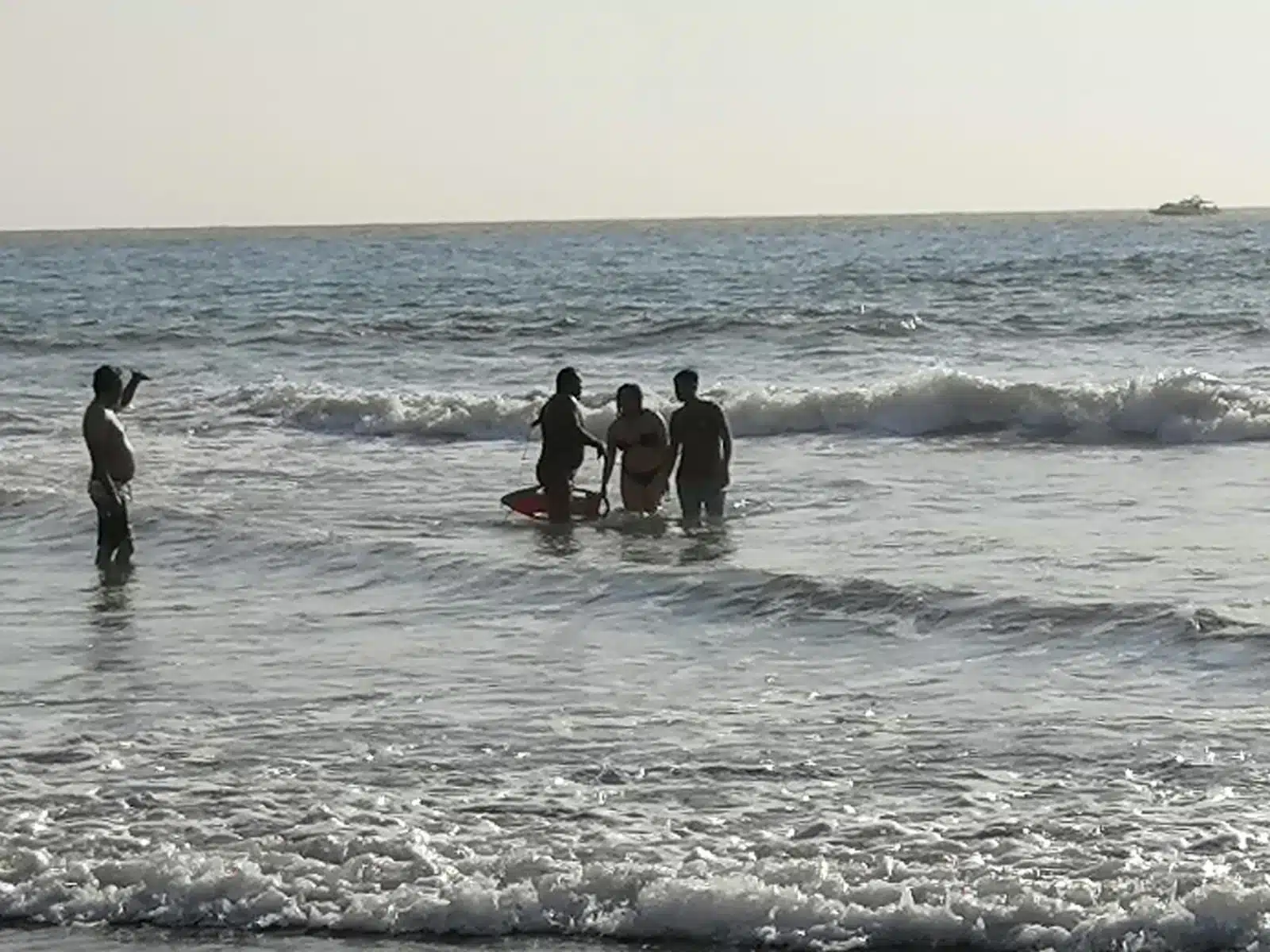 Turistas nacionales a punto de morir ahogados en Mazatlán