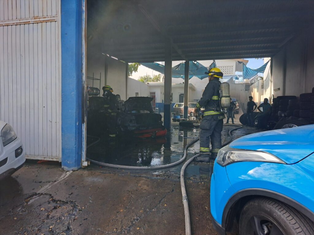 Un automóvil quedó calcinado al incendiarse en el interior de un taller de carrocería