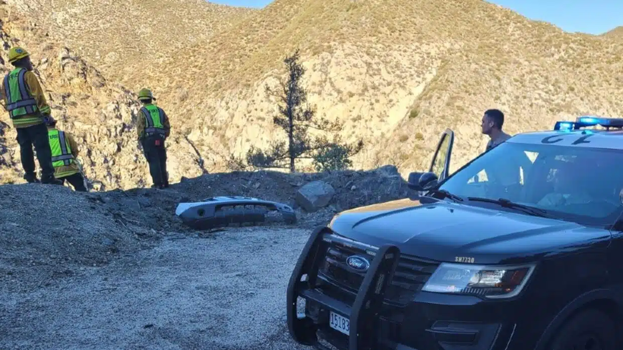 Vehículo cae al barranco con una familia adentro en California; conductor es responsable