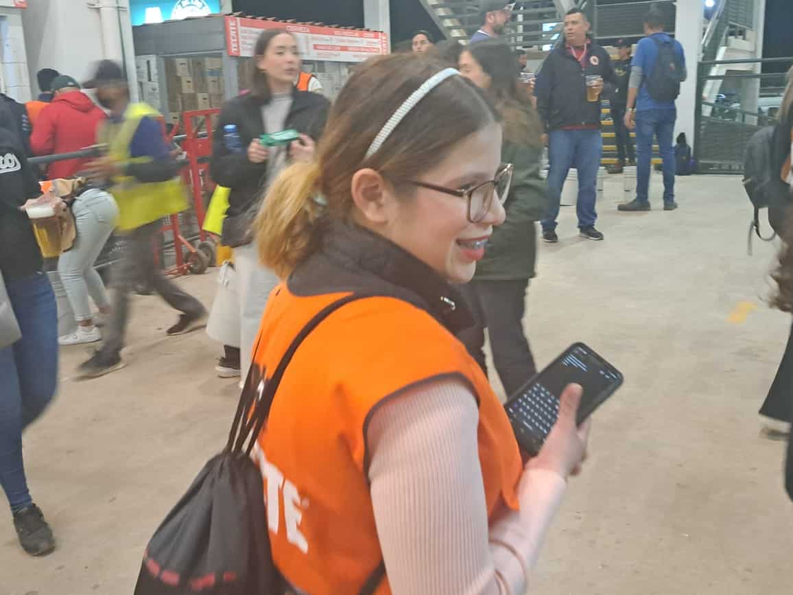 Emborrachar a la gente es lo que hago en la final de béisbol, dice jovencita cubetera en Los Mochis