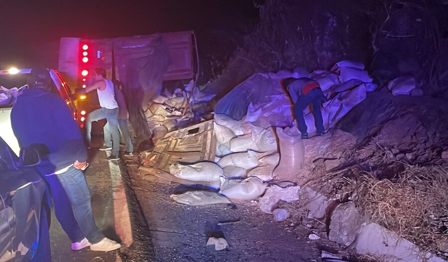 Vuelca tráiler cargado de frijol en Concordia