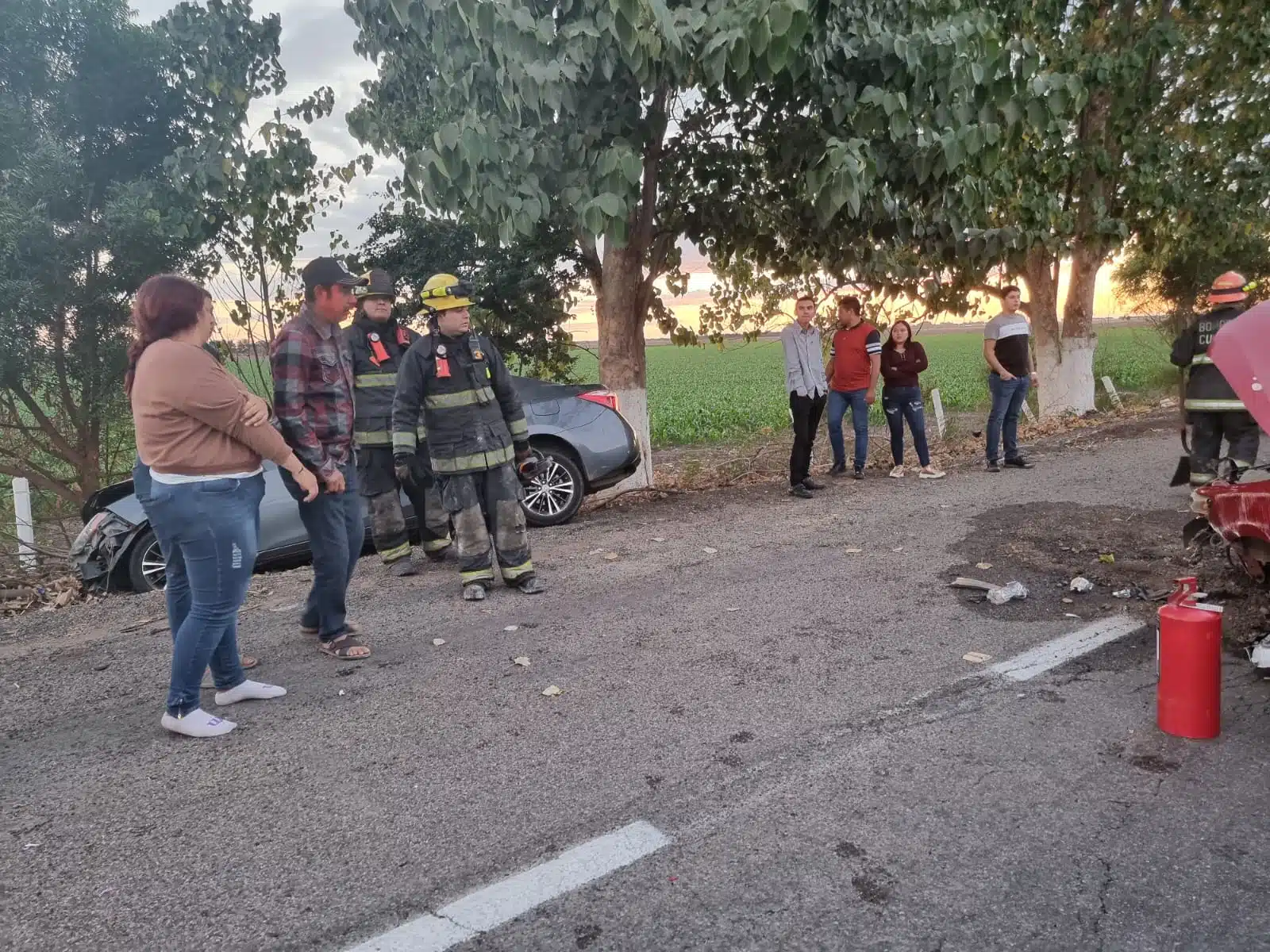 Otro choque y volcadura al poniente de Culiacán deja cinco personas heridas