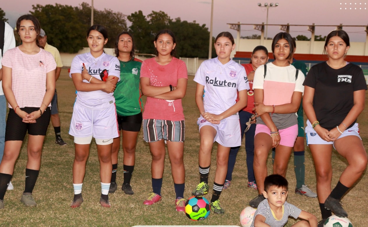 Estrenan techumbre en Unidad Deportiva en la Perla Camanera