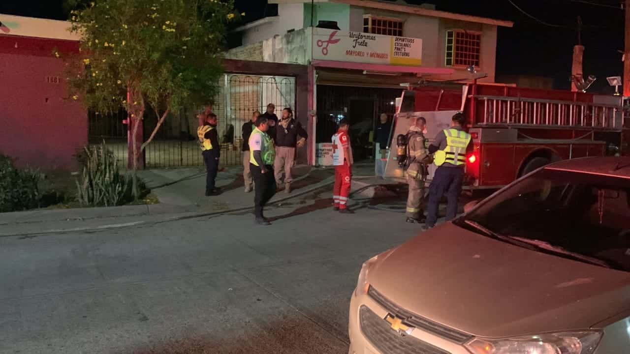 Se incendia negocio de venta de uniformes en Los Mochis