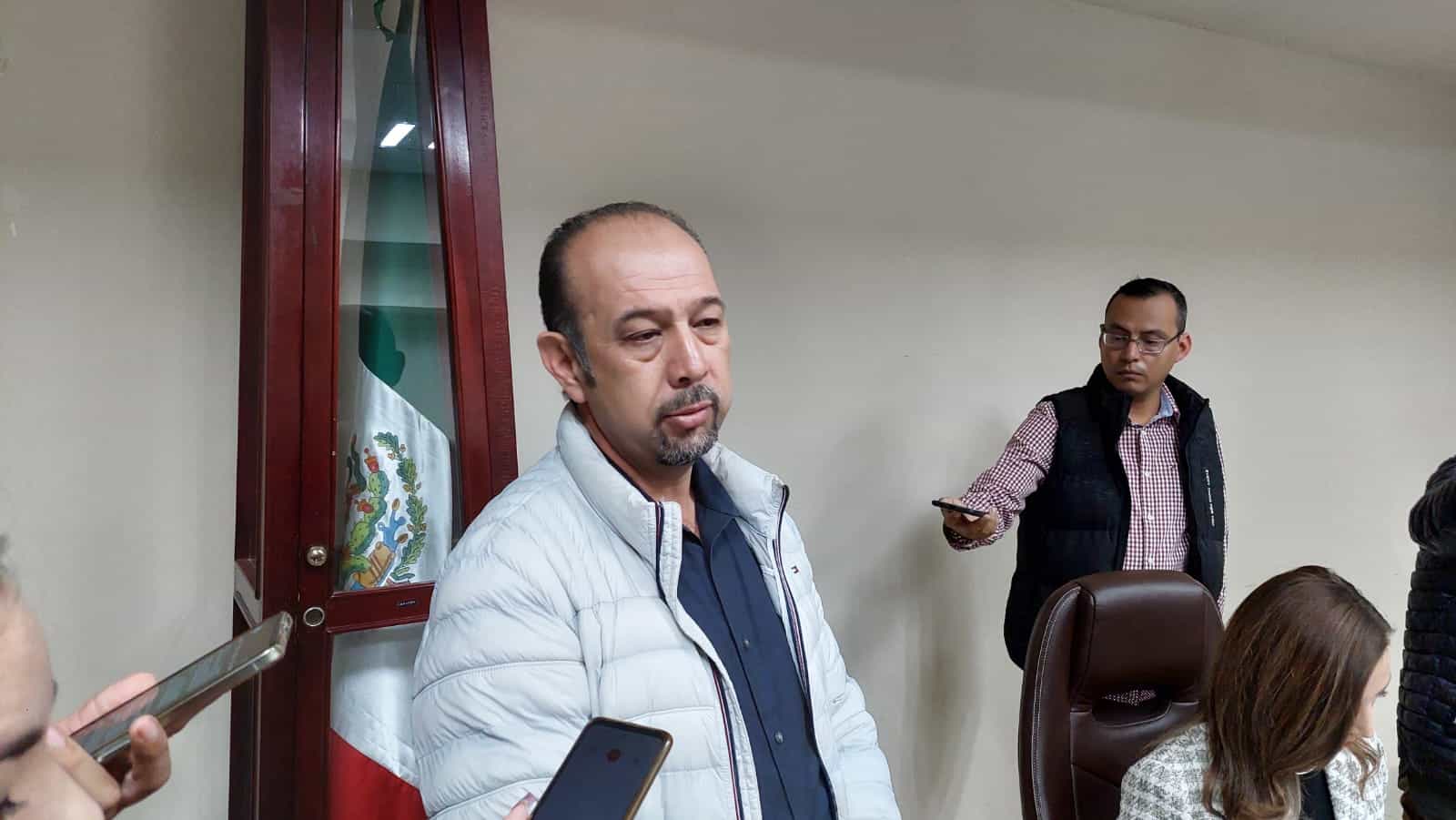 Mocorito, Sin.- Luego de ocupar el cargo de tesorero en las tres últimas administraciones municipales de Mocorito, la tarde de este miércoles, Jaime Enrique Angulo López presentó su renuncia al cargo. Mencionó que se terminó el ciclo y por lo pronto se va a su actividad en la iniciativa privada, pero sin descartar un regreso a la actividad pública. Angulo López expresó su agradecimiento a quienes lo invitaron a estar en el Ayuntamiento de Mocorito. El exfuncionario destacó que hizo un trabajo transparente y se va satisfecho con lo realizado, con la frente en alto y sin nada de que avergonzarse. Angulo López dijo que la tarde de este jueves entregó su renuncia y solo va a esperar a que el cabildo apruebe a su relevo para entregar el cargo. Agregó que se dejan finanzas ordenadas y con un incremento significativo en la recaudación durante el tiempo que le tocó estar en el cargo. Será este jueves a las 12:00 horas cuando el cabildo tendrá una sesión extraordinaria para escuchar la propuesta para ocupar la tesorería, hacer las valoraciones y votar para avalar el nombramiento.
