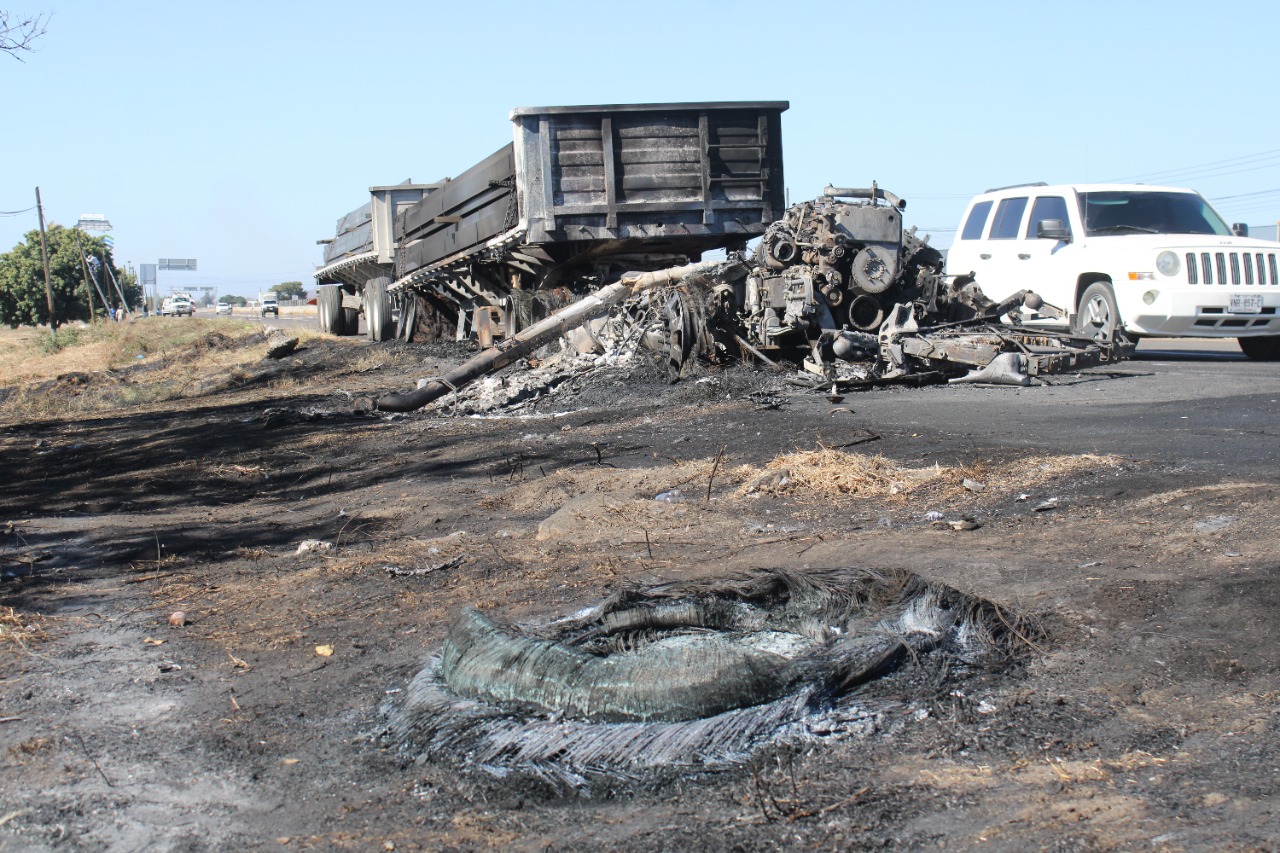 ¡De a poco a la normalidad! Retiran 11 vehículos incinerados de entradas y salidas de Mazatlán
