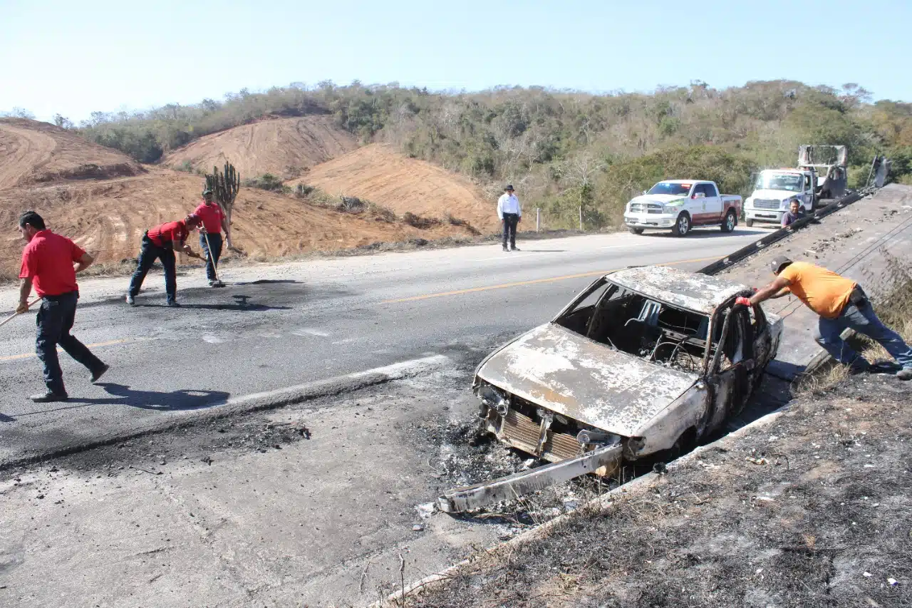 ¡De a poco a la normalidad! Retiran 11 vehículos incinerados de entradas y salidas de Mazatlán