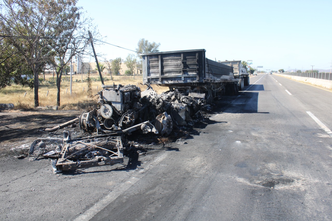 ¡De a poco a la normalidad! Retiran 11 vehículos incinerados de entradas y salidas de Mazatlán