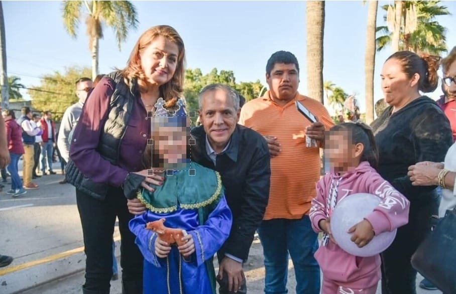 Niños de Ahome disfrutan de la rosca de reyes y regalos en la explana de Palacio Municipal 