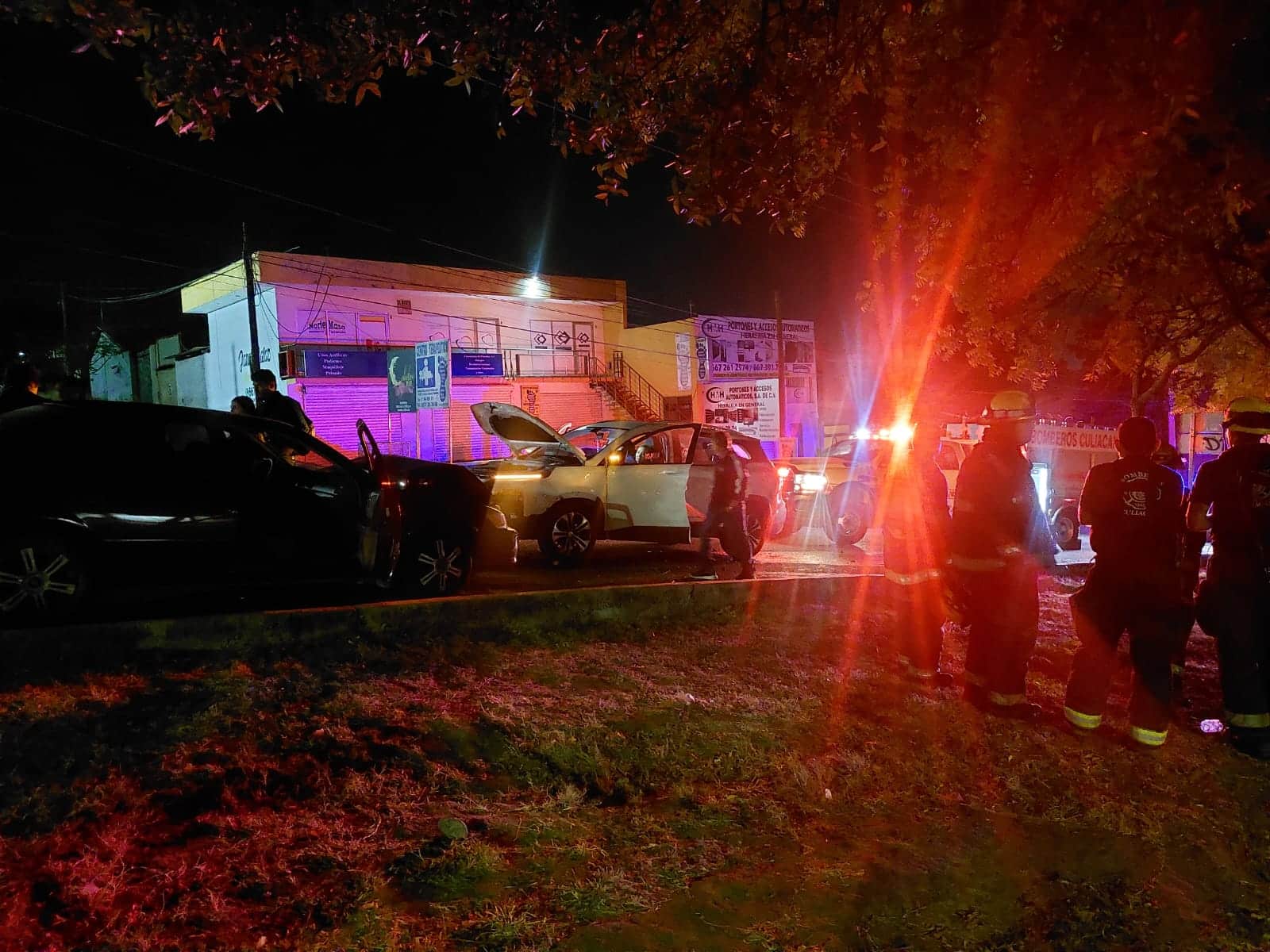 En sentido contrario! Camry se equivocó de carril y choca contra una camioneta en Culiacán