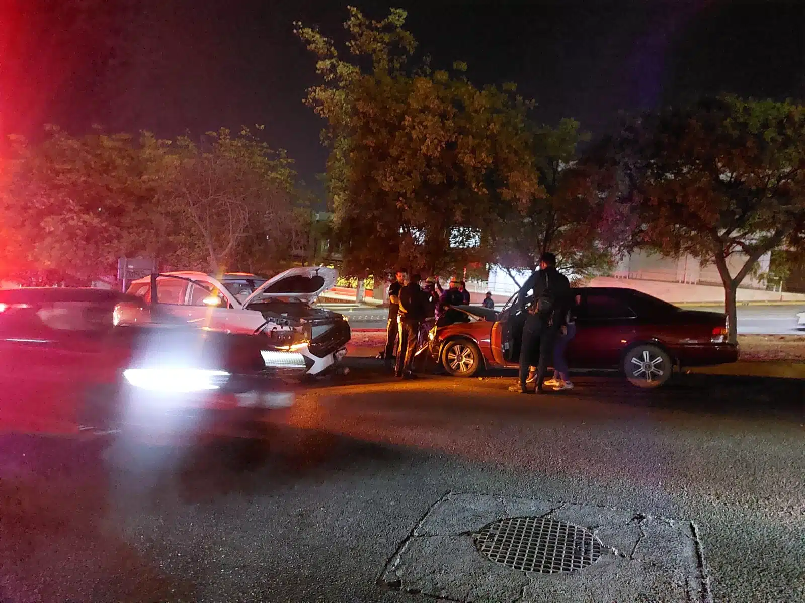 En sentido contrario! Camry se equivocó de carril y choca contra una camioneta en Culiacán