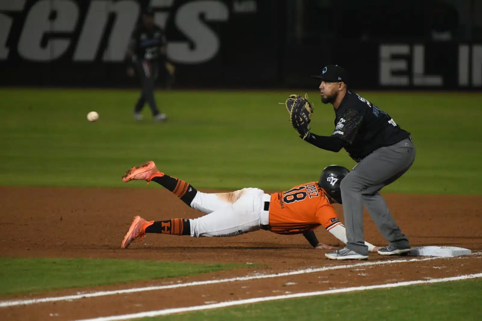 ¡Con autoridad! Explota la ofensiva de Naranjeros y pegan primero en semifinales 