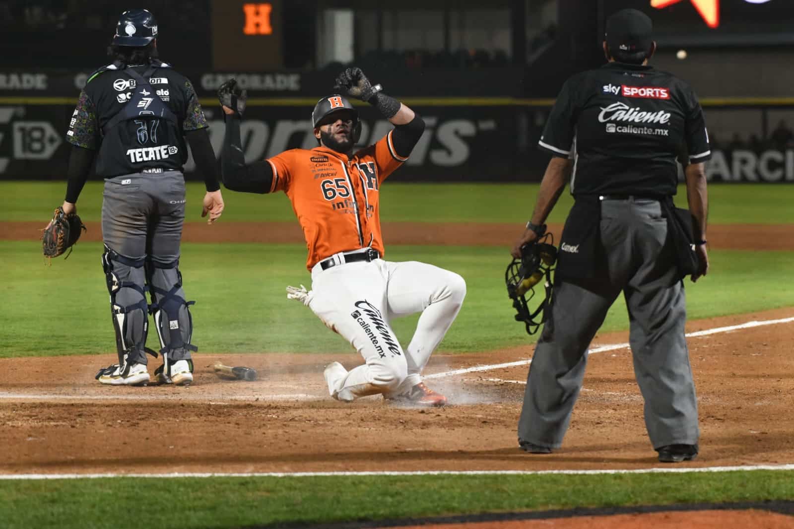 ¡Con autoridad! Explota la ofensiva de Naranjeros y pegan primero en semifinales